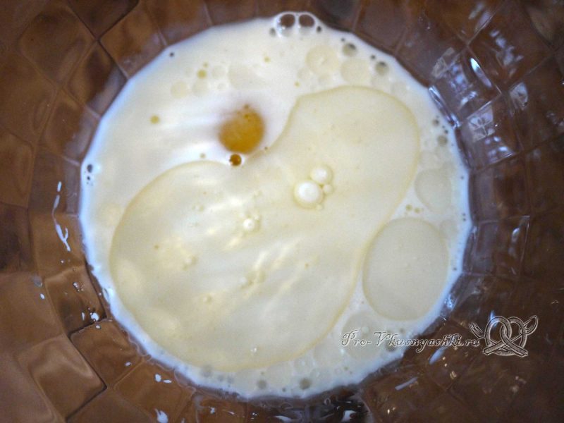 Пышные панкейки на молоке - смешиваем молоко, яйцо, сахар, соль и масло