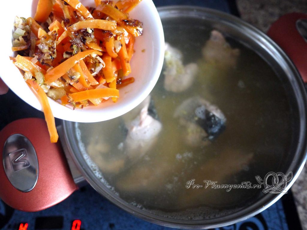 Рыбный суп из горбуши с пшеном - добавляем в бульон зажарку