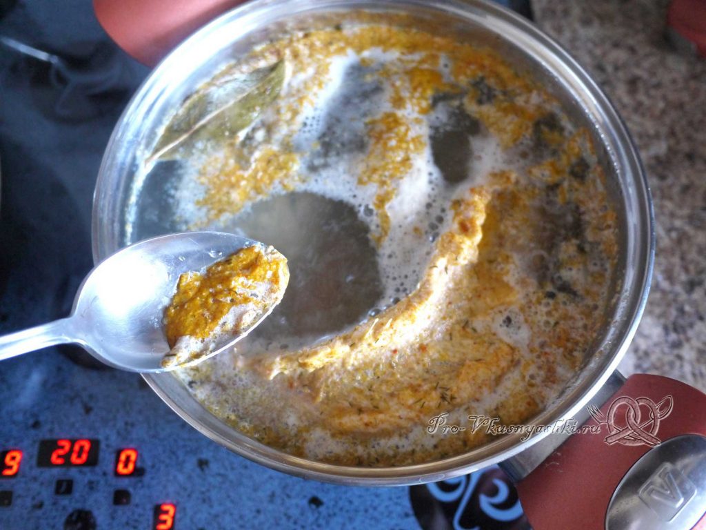 Рыбный суп из горбуши с пшеном - снимаем пену