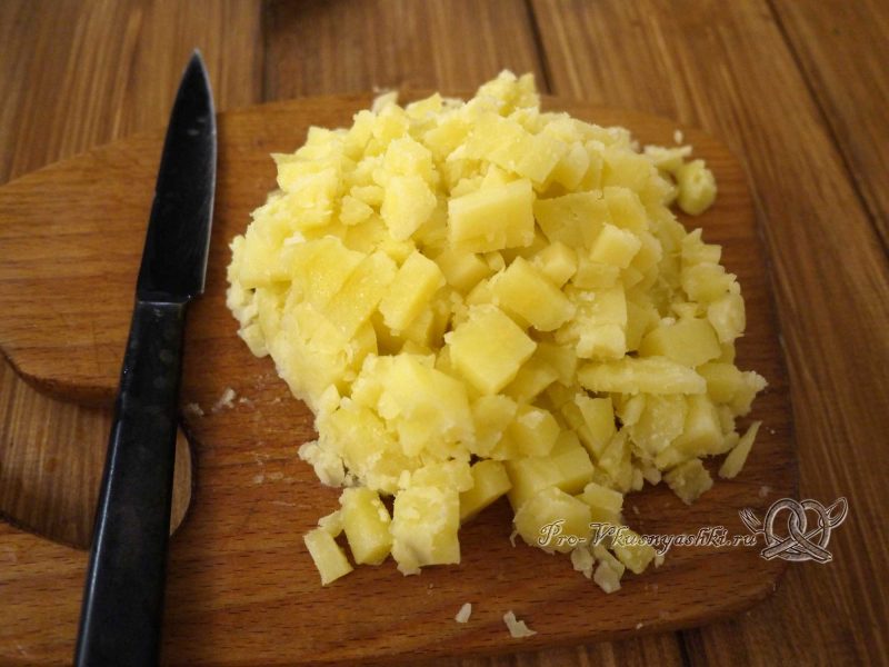Салат «Ананас» - нарезаем картофель