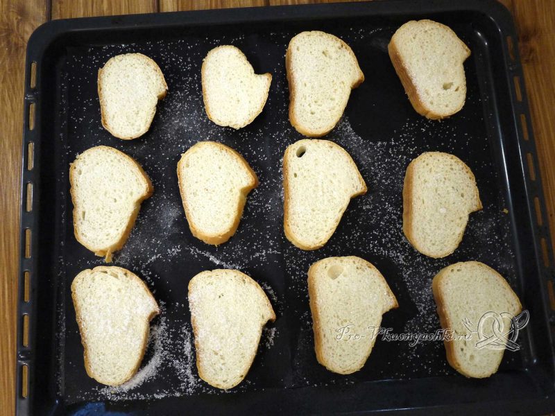 Сухари из белого хлеба в духовке - посыпаем хлеб сахаром