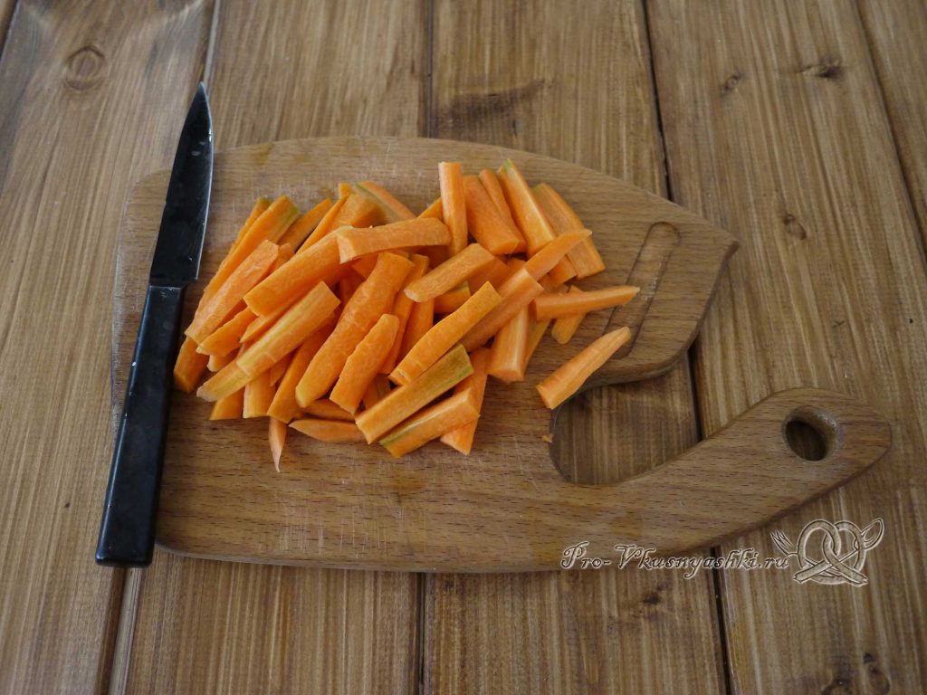 Уха из минтая - нарезаем морковь