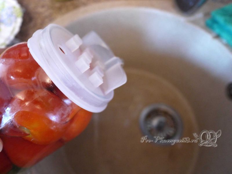 Вкусные маринованные помидоры на зиму с перцем - сливаем воду