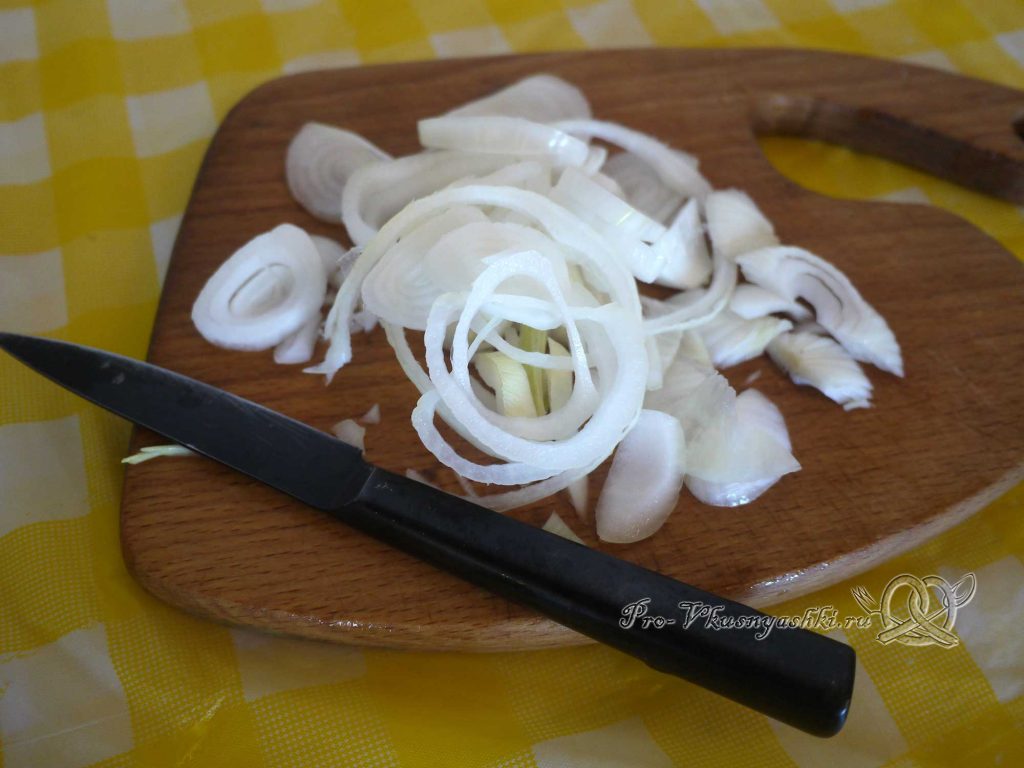 Жареная картошка с грибами и луком - нарезаем лук
