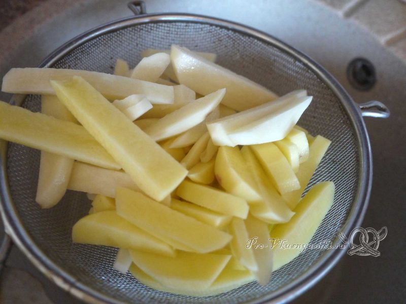 Жареная картошка с грибами и луком - смываем с картофеля крахмал