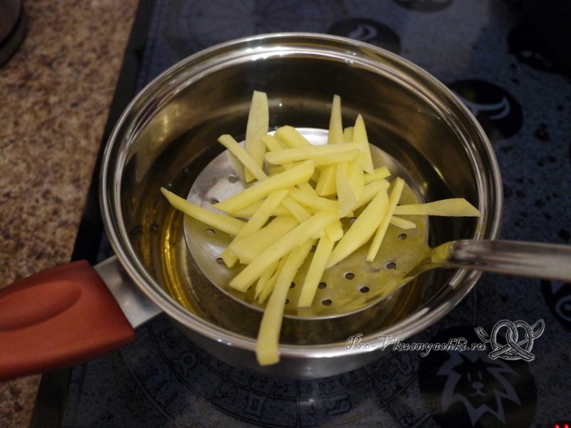 Салат «Гнездо перепелки» - помещаем картофель в масло