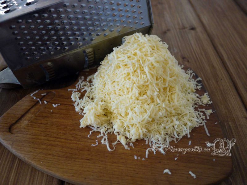 Торт из кабачков с помидорами и сыром - натираем сыр