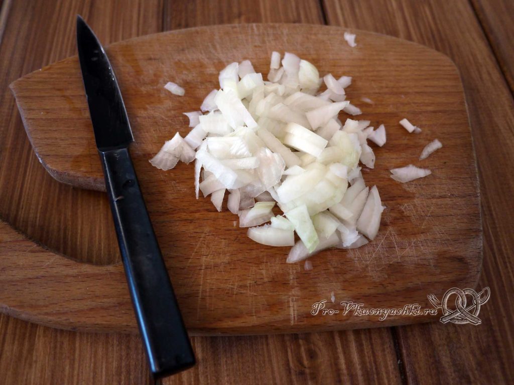 Гречка с мясом и грибами в горшочке - нарезаем лук