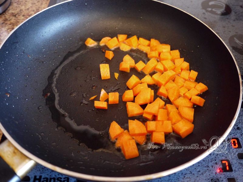 Гречка с мясом и грибами в горшочке - обжариваем морковь