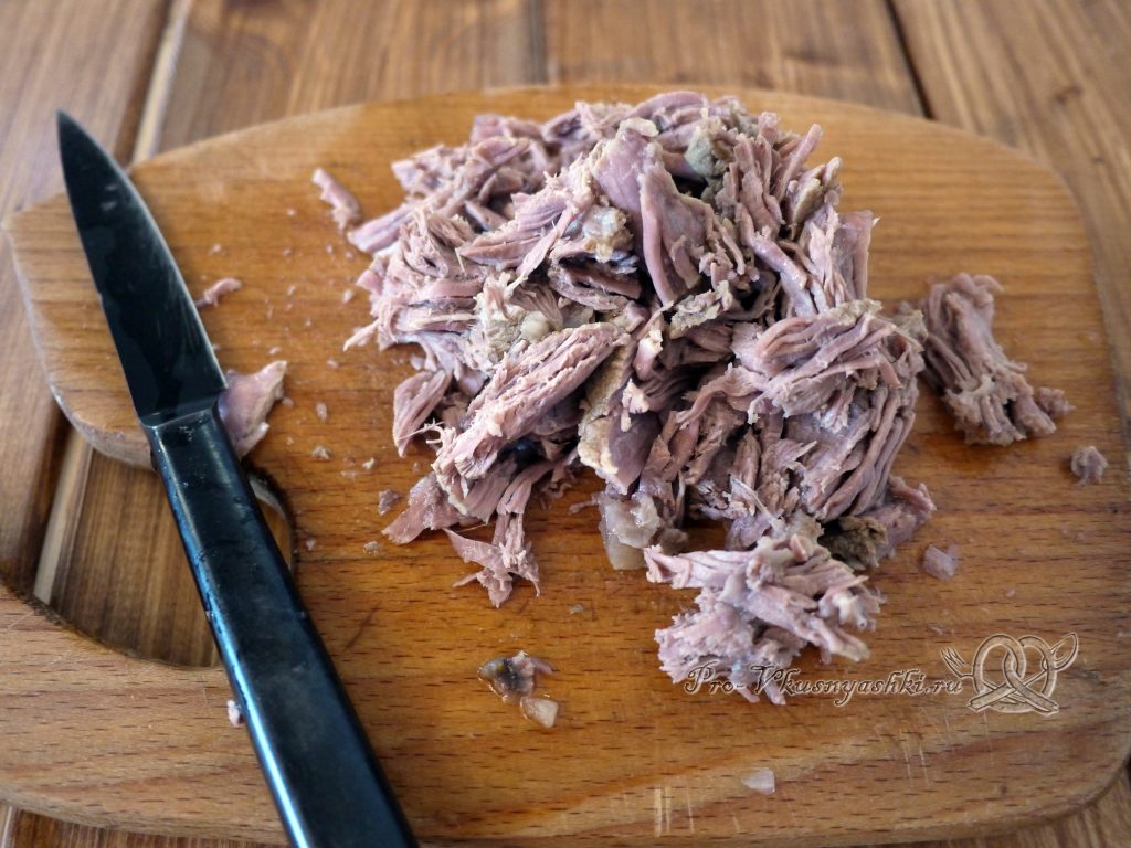 Гречка с мясом и грибами в горшочке - отделяем мясо от кости