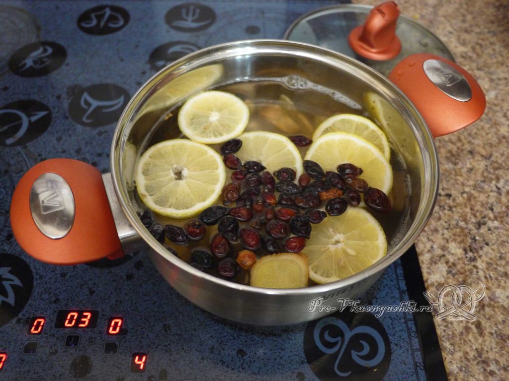 Компот из имбиря и лимона - добавляем остальные ингредиенты в кастрюлю