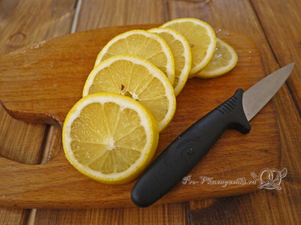 Компот из имбиря и лимона - нарезаем лимон
