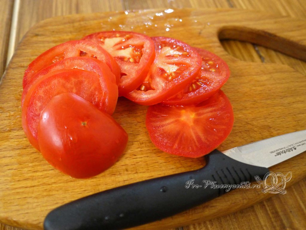 Шампиньоны запеченные с помидорами и сыром - нарезаем помидоры