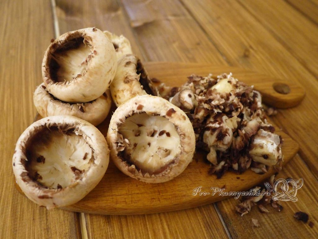 Шампиньоны запеченные с помидорами и сыром - подготавливаем грибы