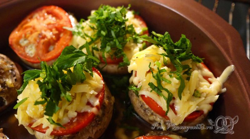 Шампиньоны запеченные с помидорами и сыром - посыпаем сыром грибы