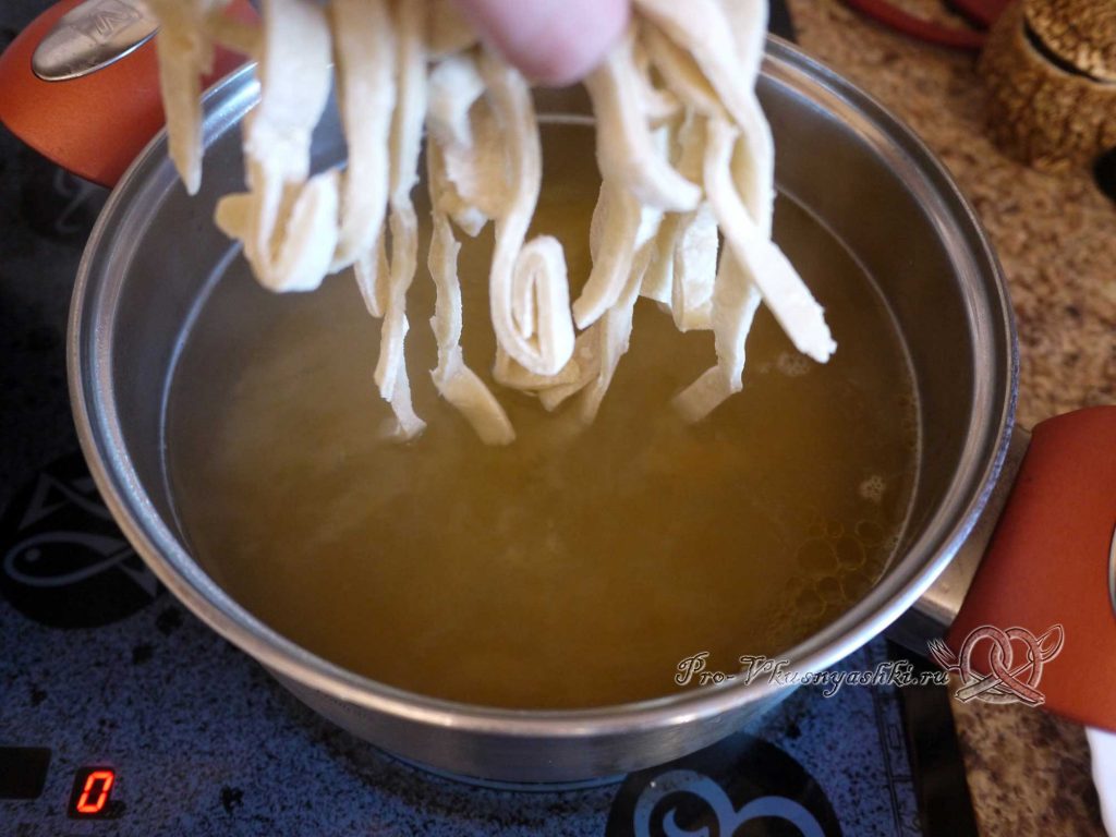 Суп Токмач - добавляем лапшу в кипящий бульон