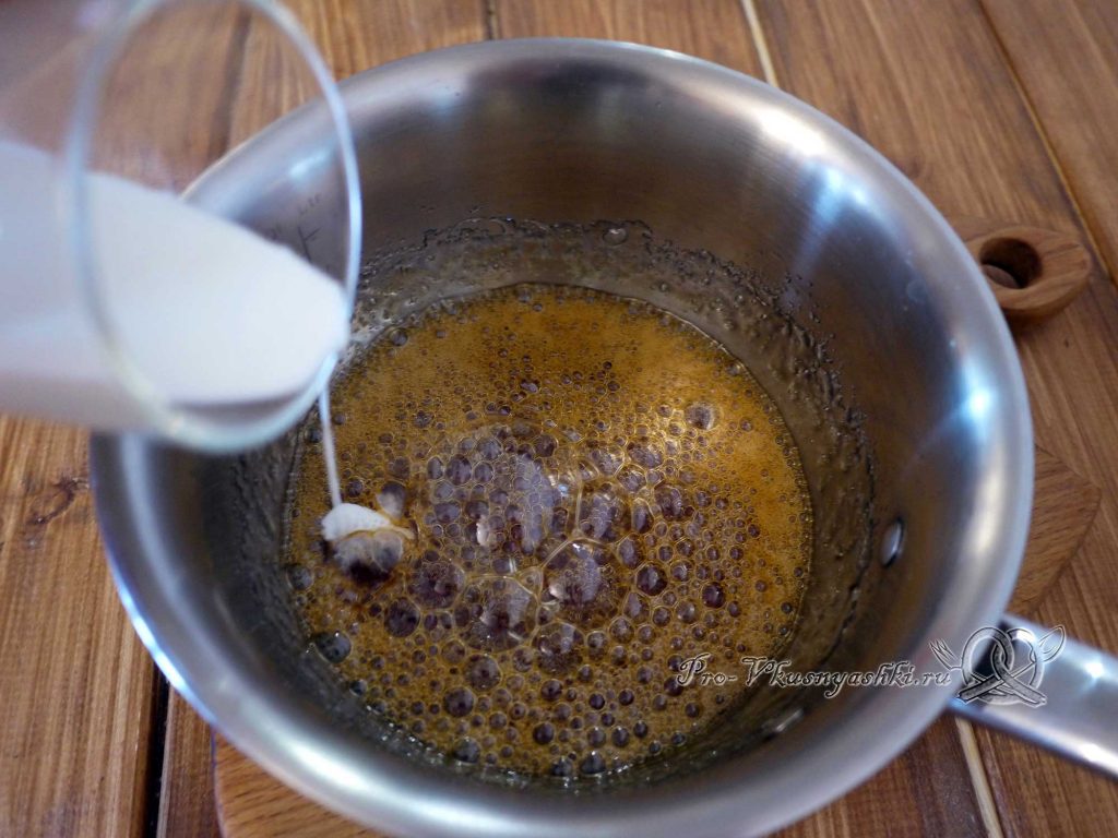 Булочки синнабон с корицей и карамелью - добавляем в карамель сливки