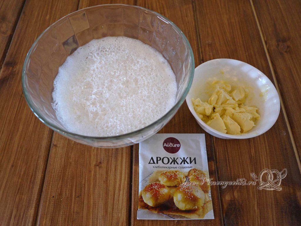 Булочки синнабон с корицей и карамелью - добавляем в тесто дрожжи и масло