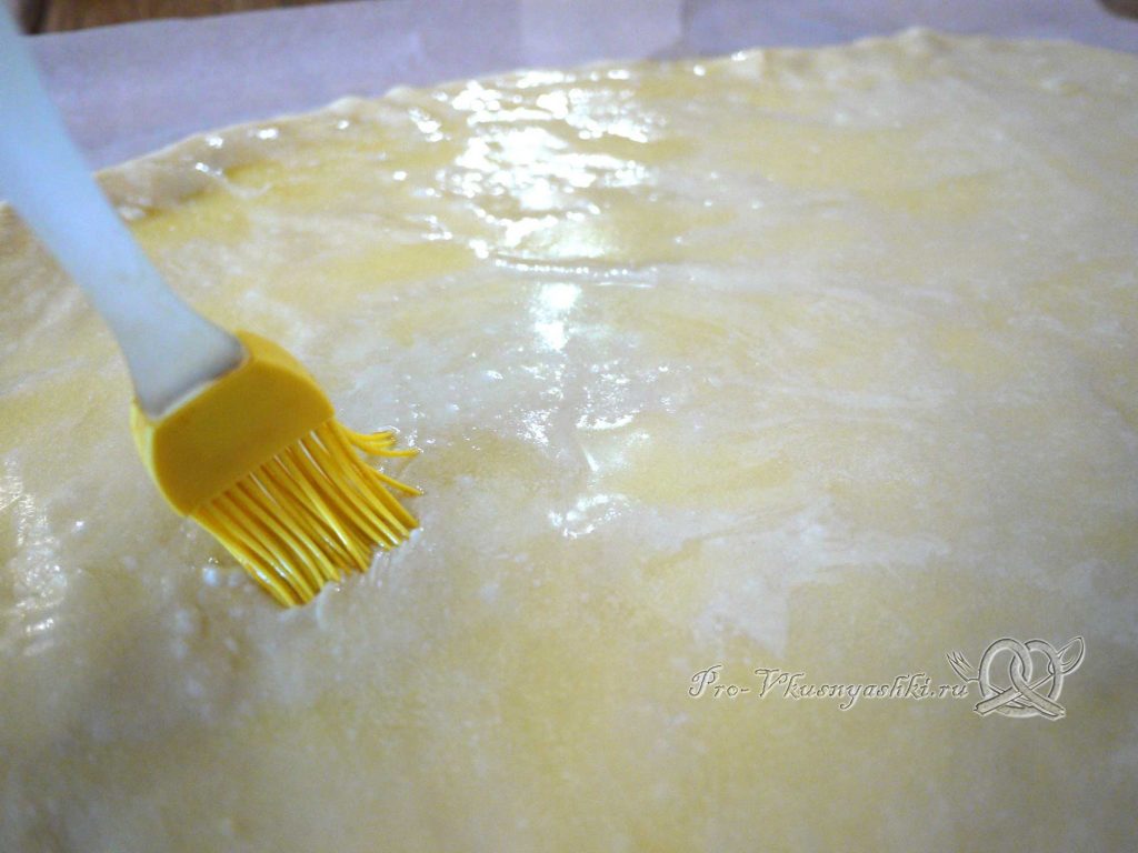 Булочки синнабон с корицей и карамелью - смазываем тесто маслом