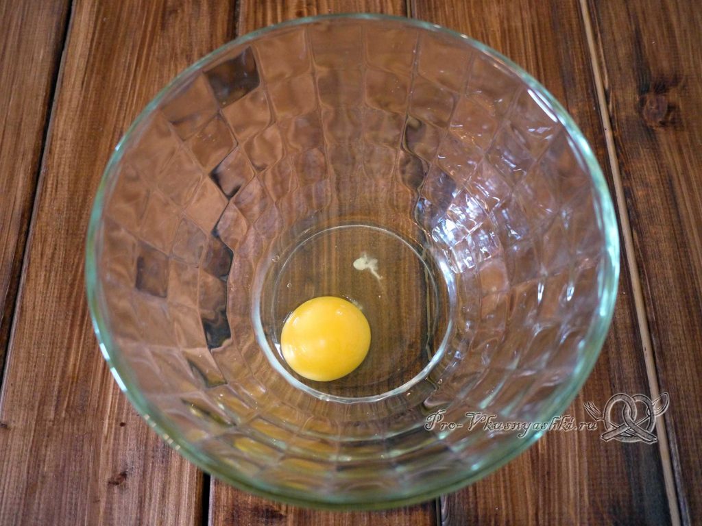 Булочки синнабон с корицей и карамелью - взбиваем яйцо