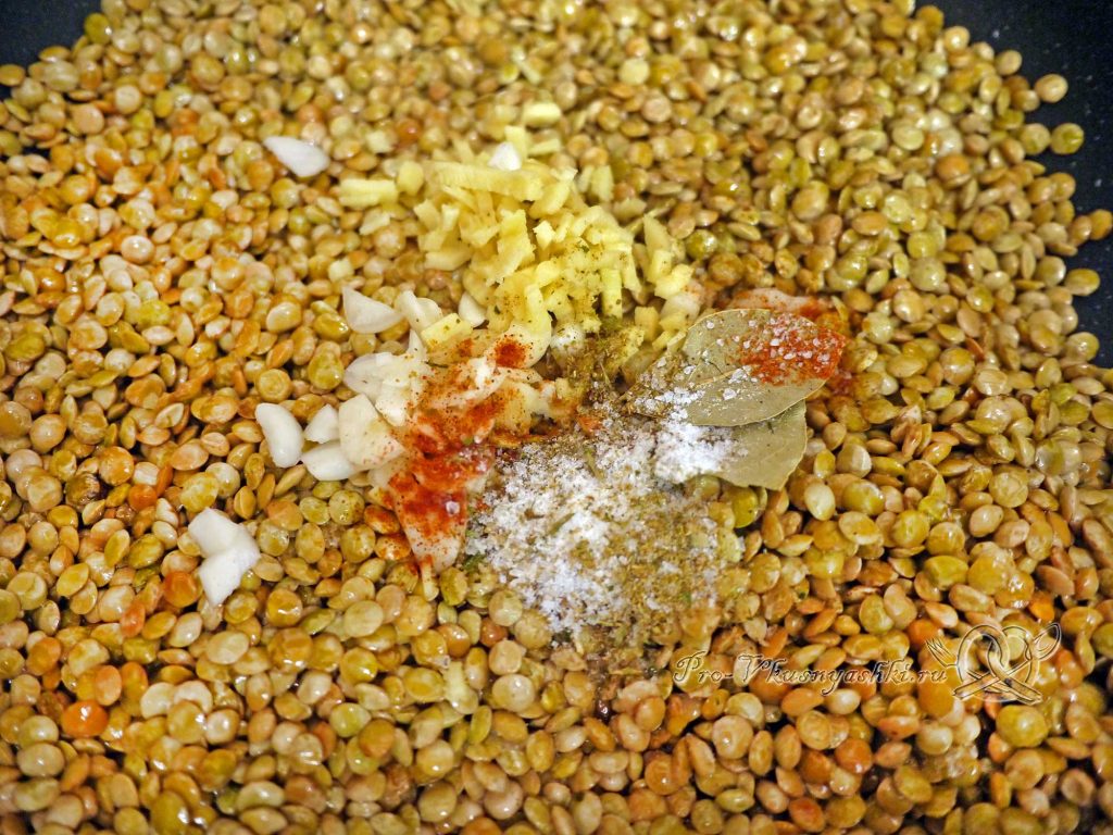 Чечевица с томатами и луком - добавляем соль и специи в чечевицу