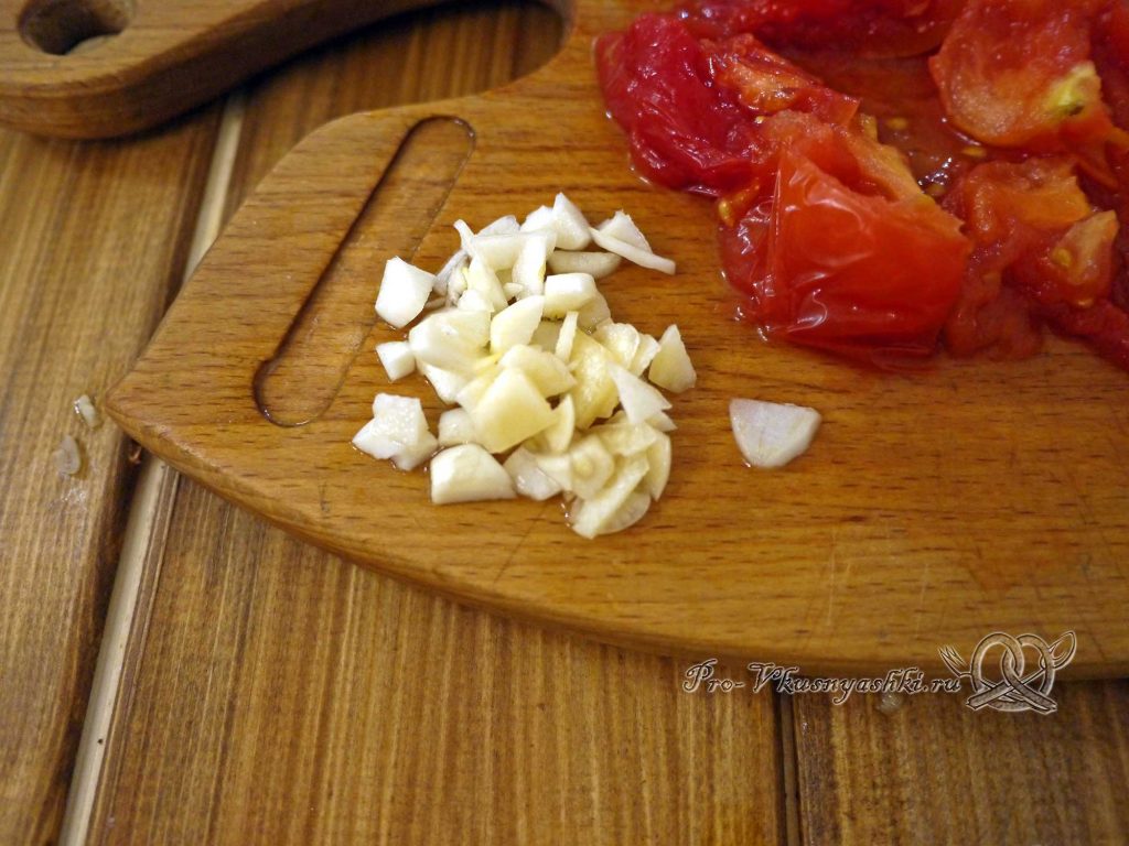 Чечевица с томатами и луком - нарезаем чеснок