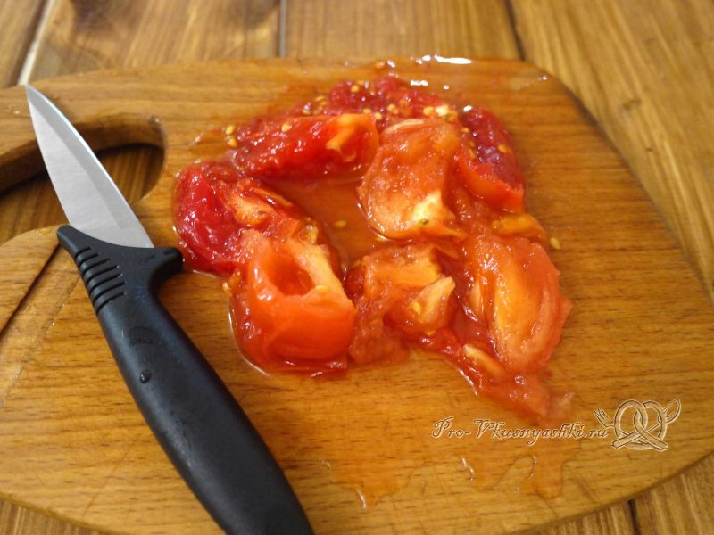 Чечевица с томатами и луком - нарезаем томаты