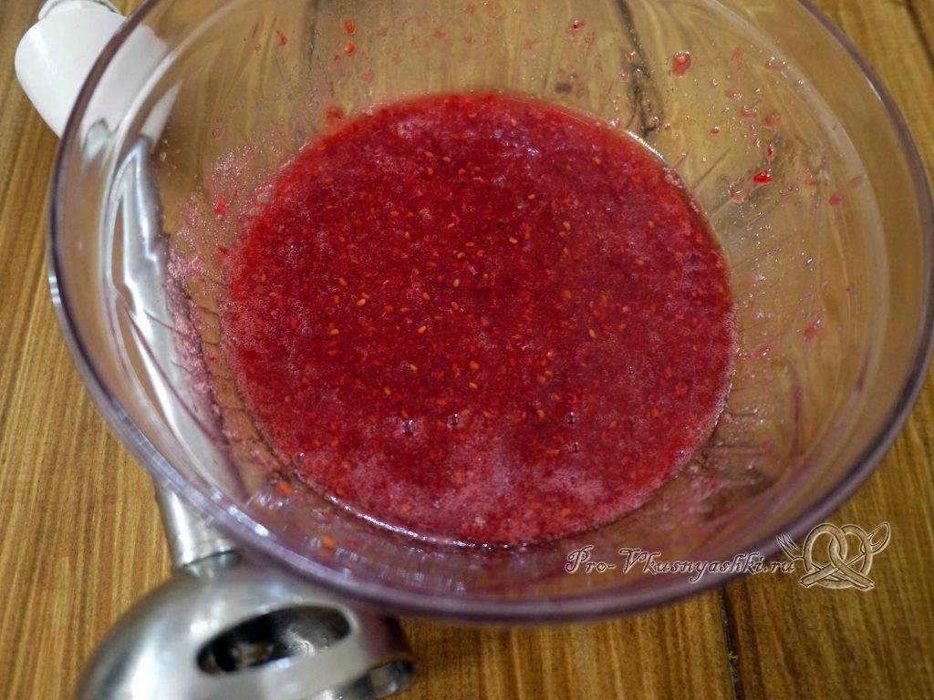 Домашний торт Павлова - перетираем ягоды в пюре