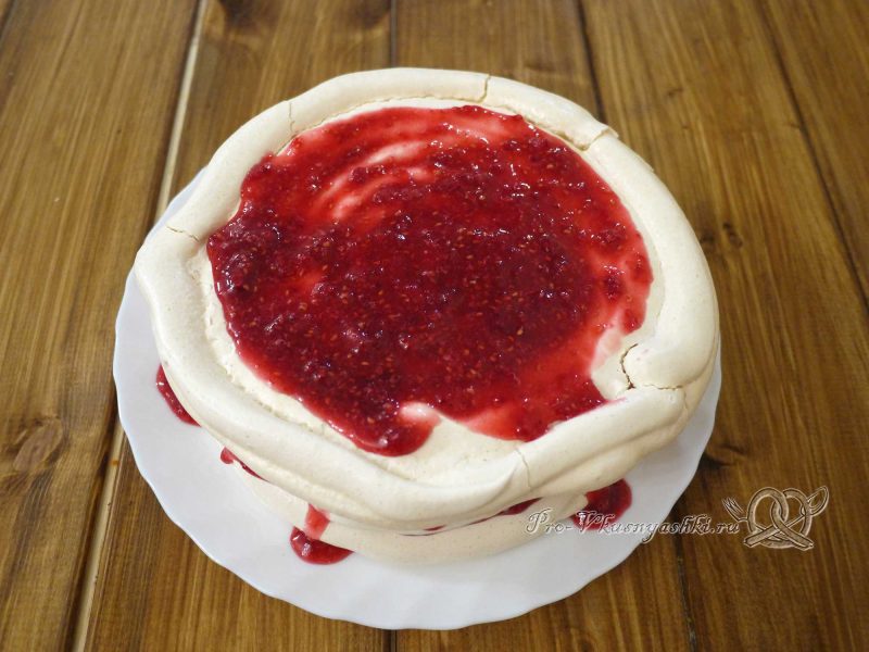 Домашний торт Павлова - смазываем корж ягодным пюре