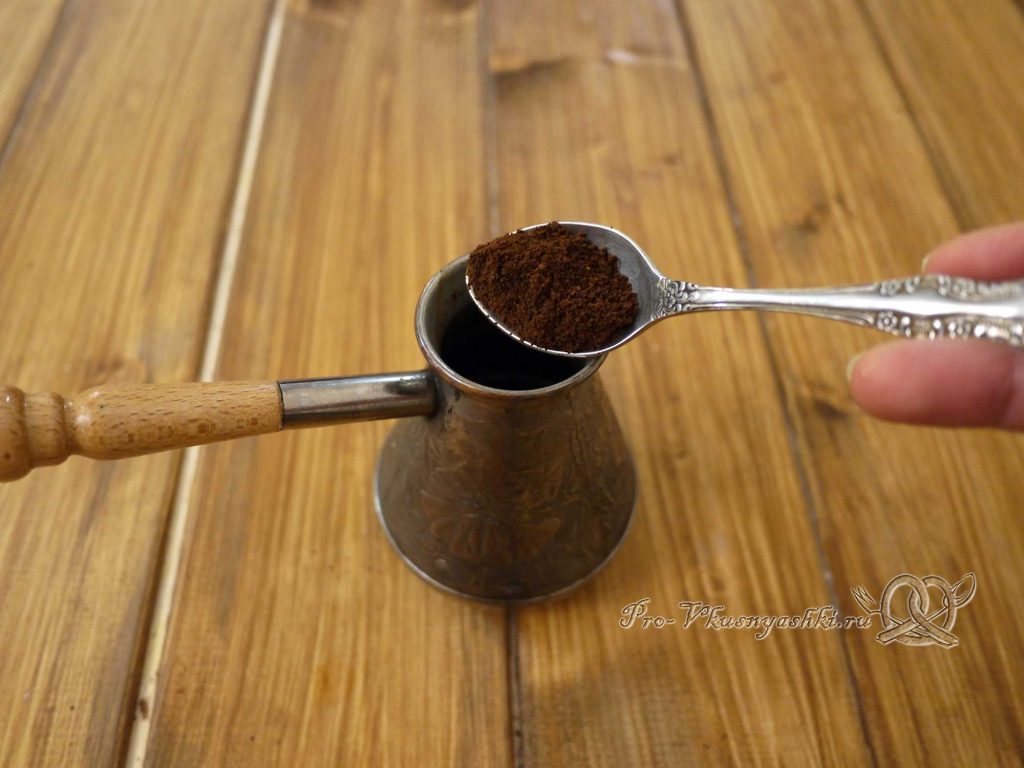 Как правильно сварить кофе в турке - добавляем кофе