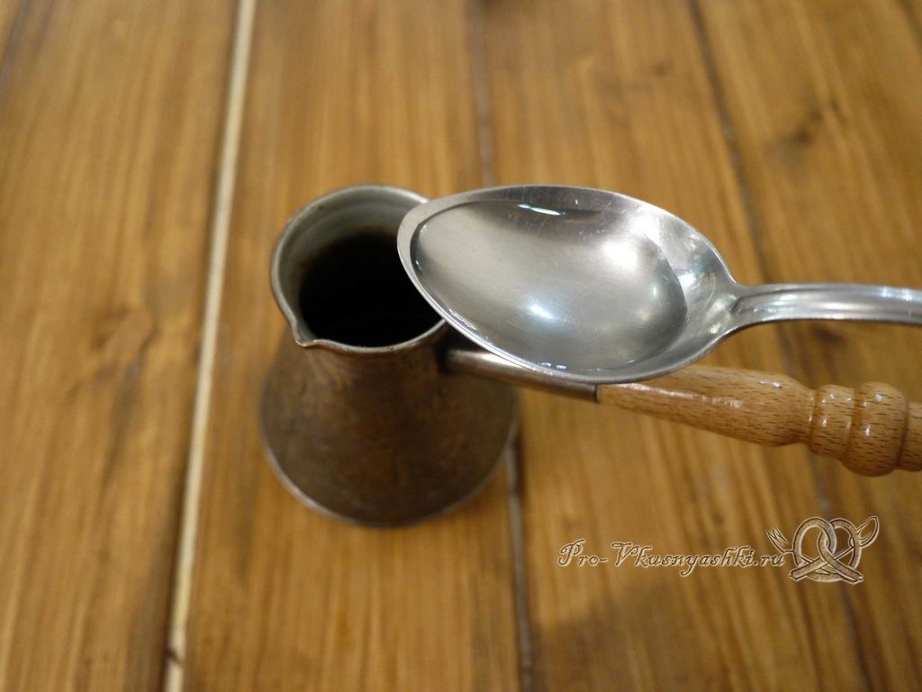 Как правильно сварить кофе в турке - добавляем воду