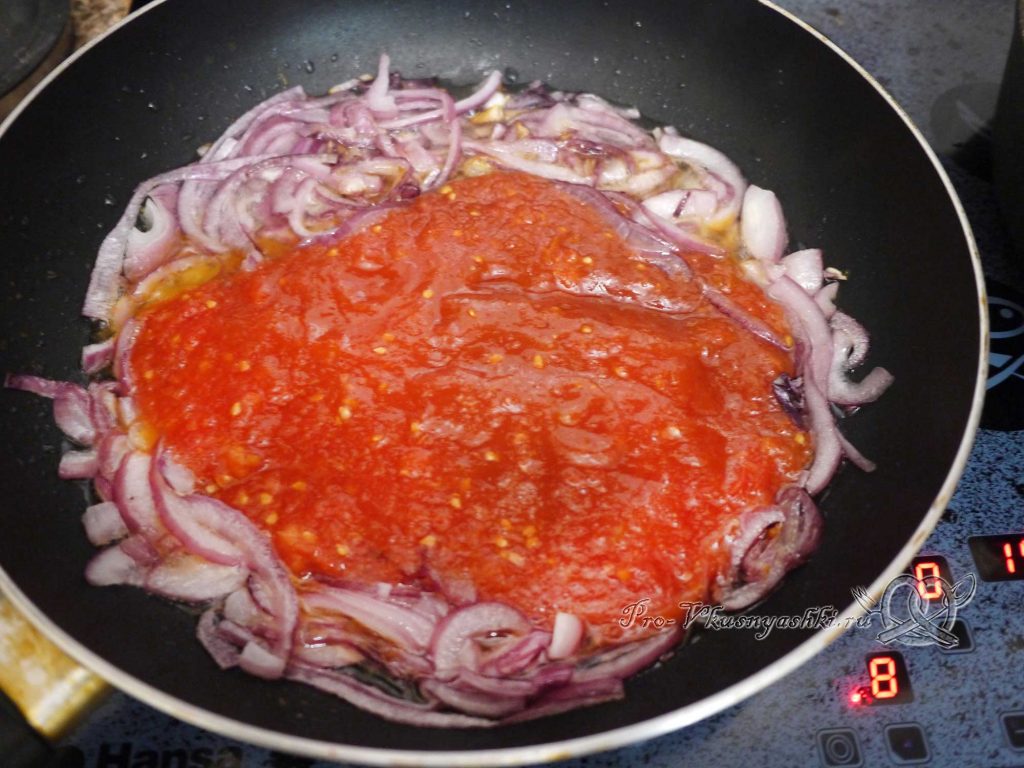 Кролик тушеный в вине с розмарином - добавляем томаты в соус