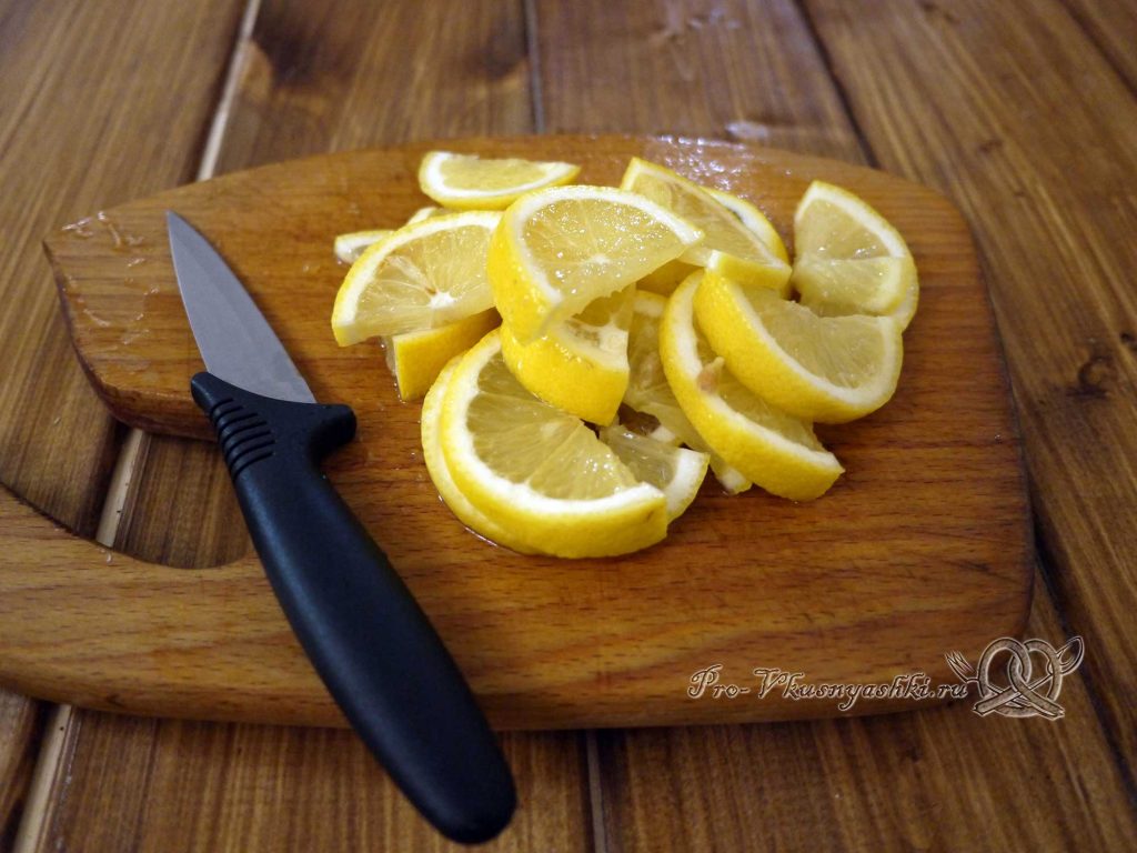 Напиток из меда и лимона - нарезаем лимон