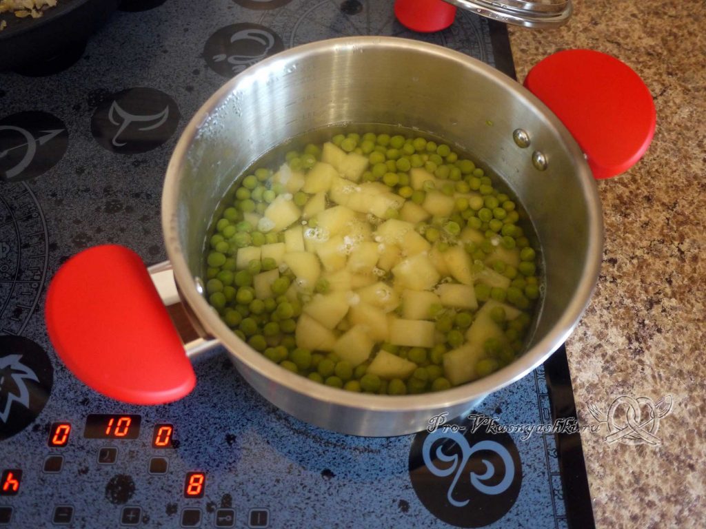 Рыбный суп из форели с зеленым горошком - добавляем в суп картофель