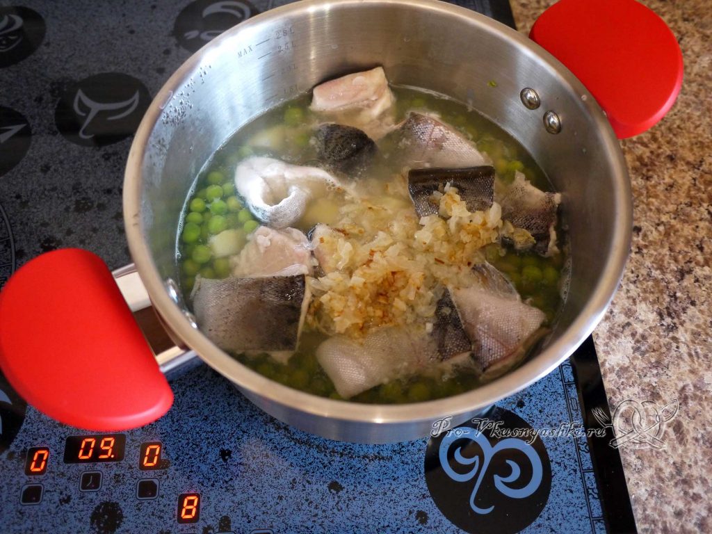Рыбный суп из форели с зеленым горошком - добавляем в суп лук