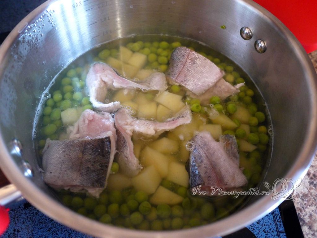 Рыбный суп из форели с зеленым горошком - добавляем в суп рыбу