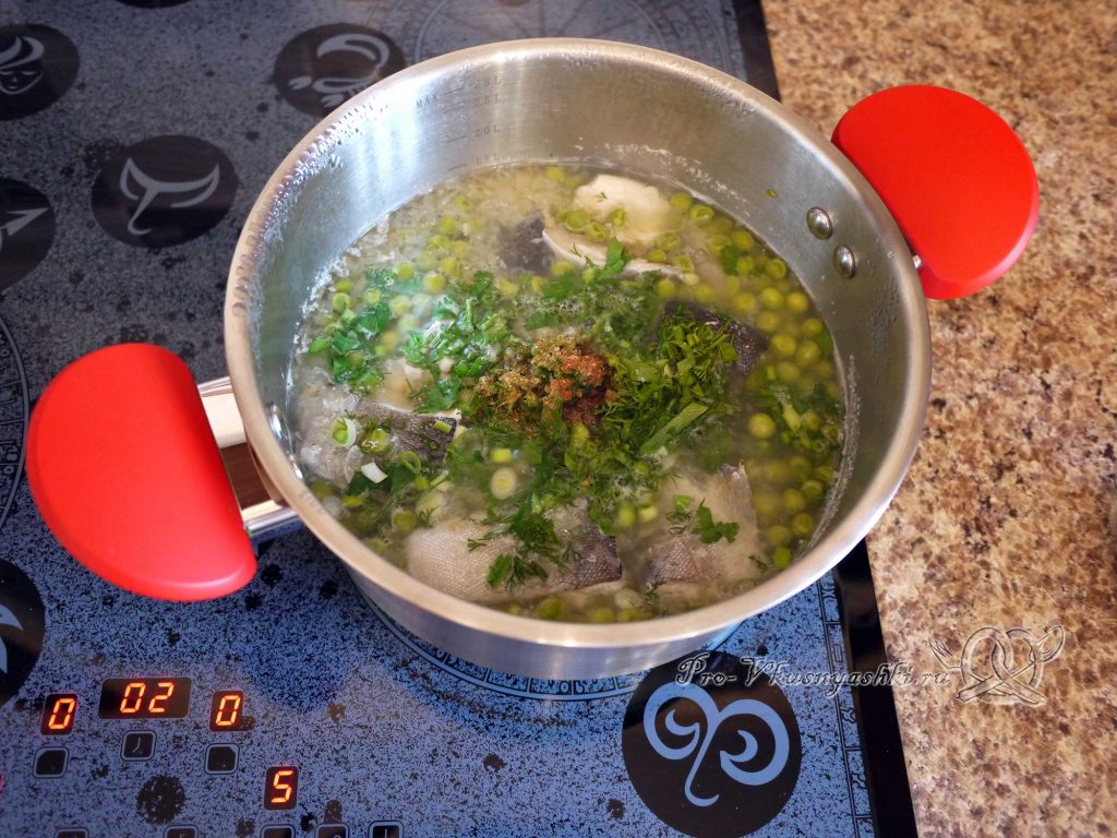Рыбный суп из форели с зеленым горошком - добавляем в суп соль и перец