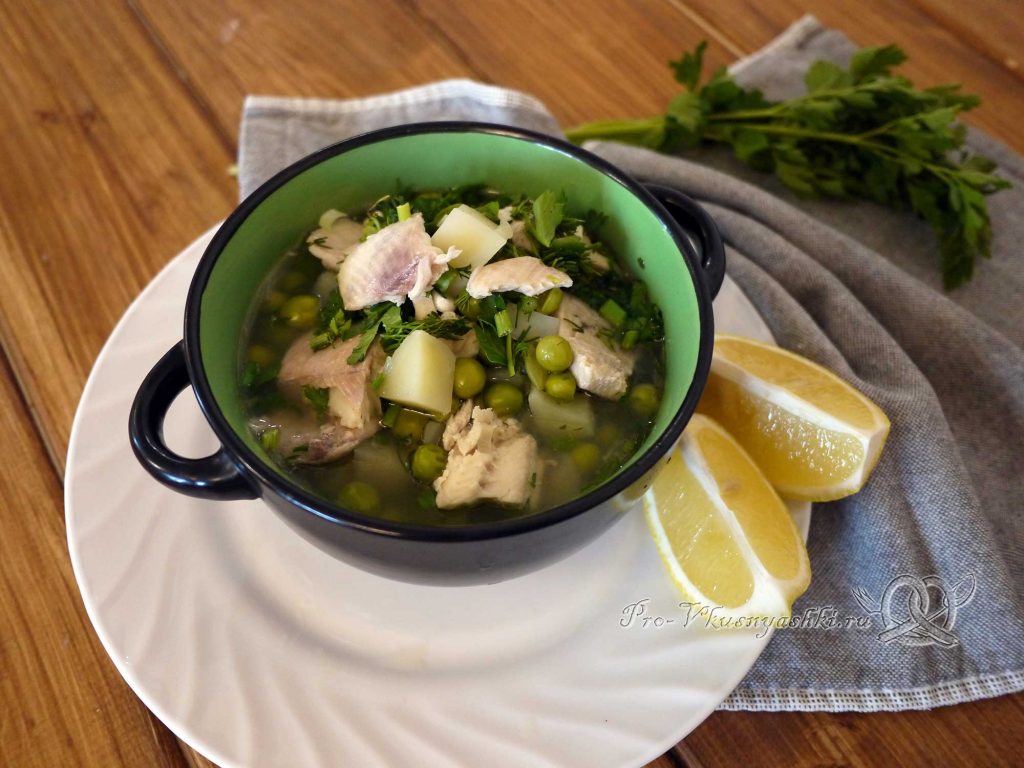 Рыбный суп из форели с зеленым горошком - подача