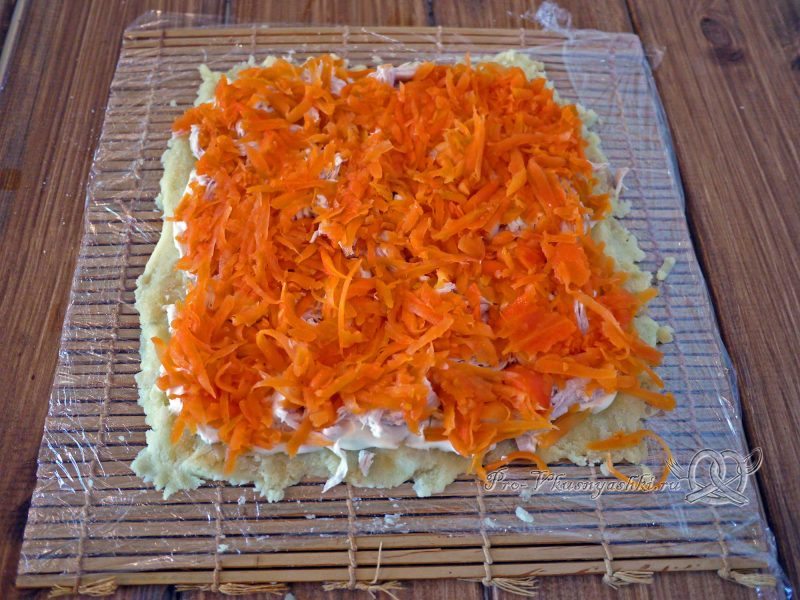 Салат Оливье рулетом - выкладываем морковь