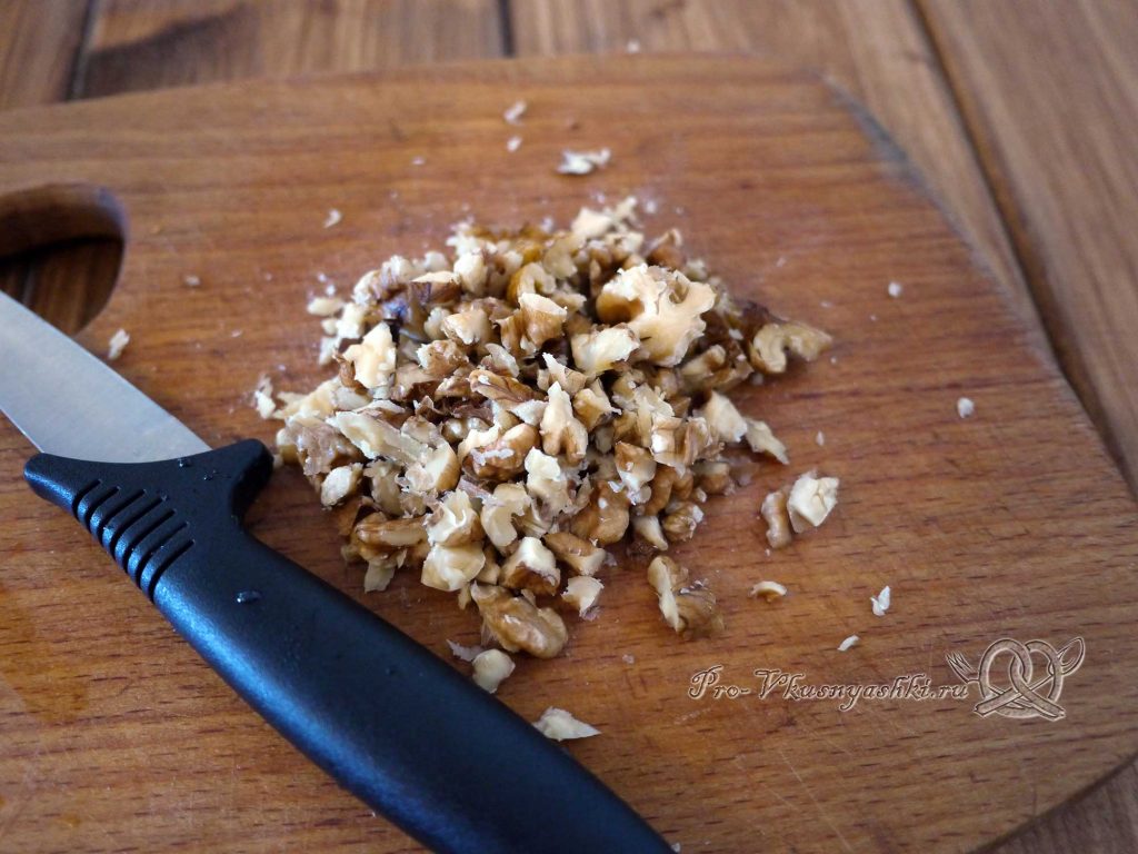 Салат Шишка с миндалем - измельчаем грецкие орехи