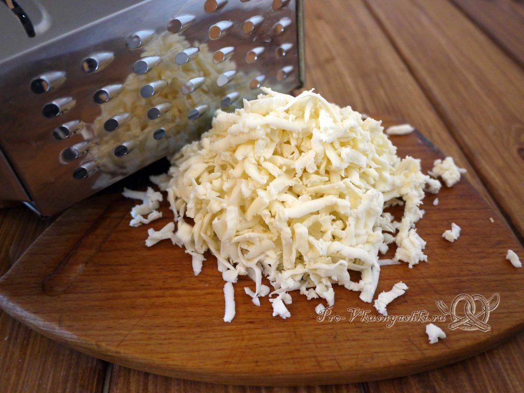Салат Шишка с миндалем - измельчаем сыр