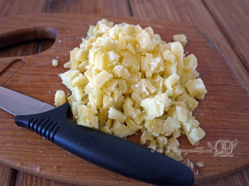 Салат шишка с миндалем - нарезаем картофель
