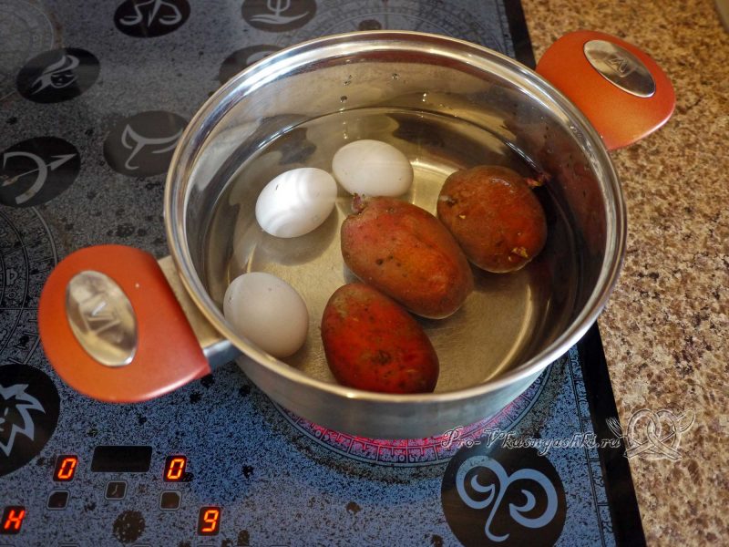 Салат Шишка с миндалем - отвариваем картофель и яйца
