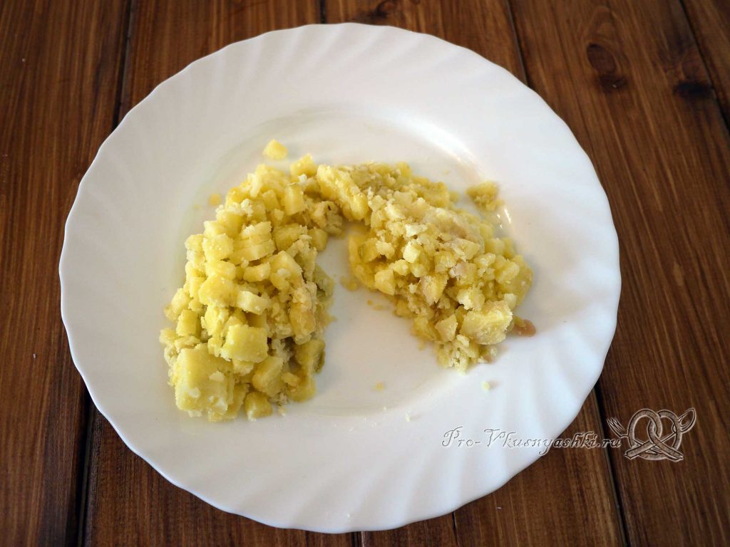 Салат Шишка с миндалем - выкладываем картофель на тарелку