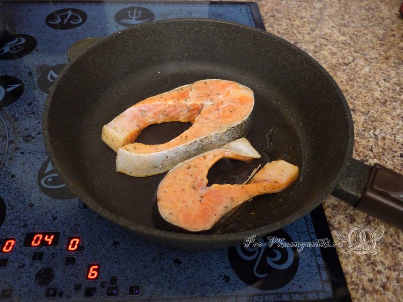 Стейк из форели на сковороде - обжариваем рыбу с одной стороны