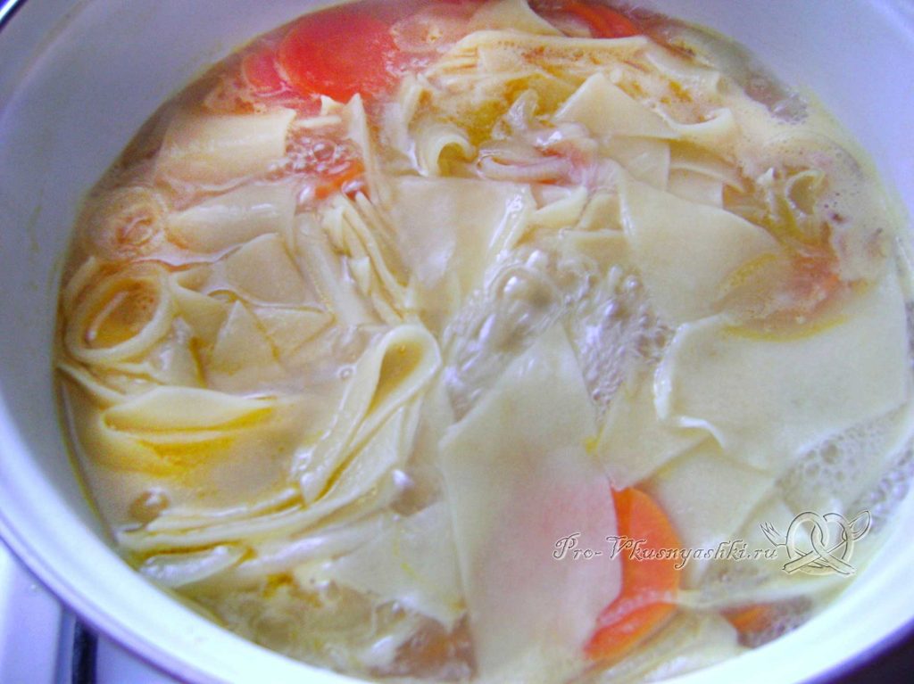 Суп Куллама с говядиной - добавляем тесто в бульон