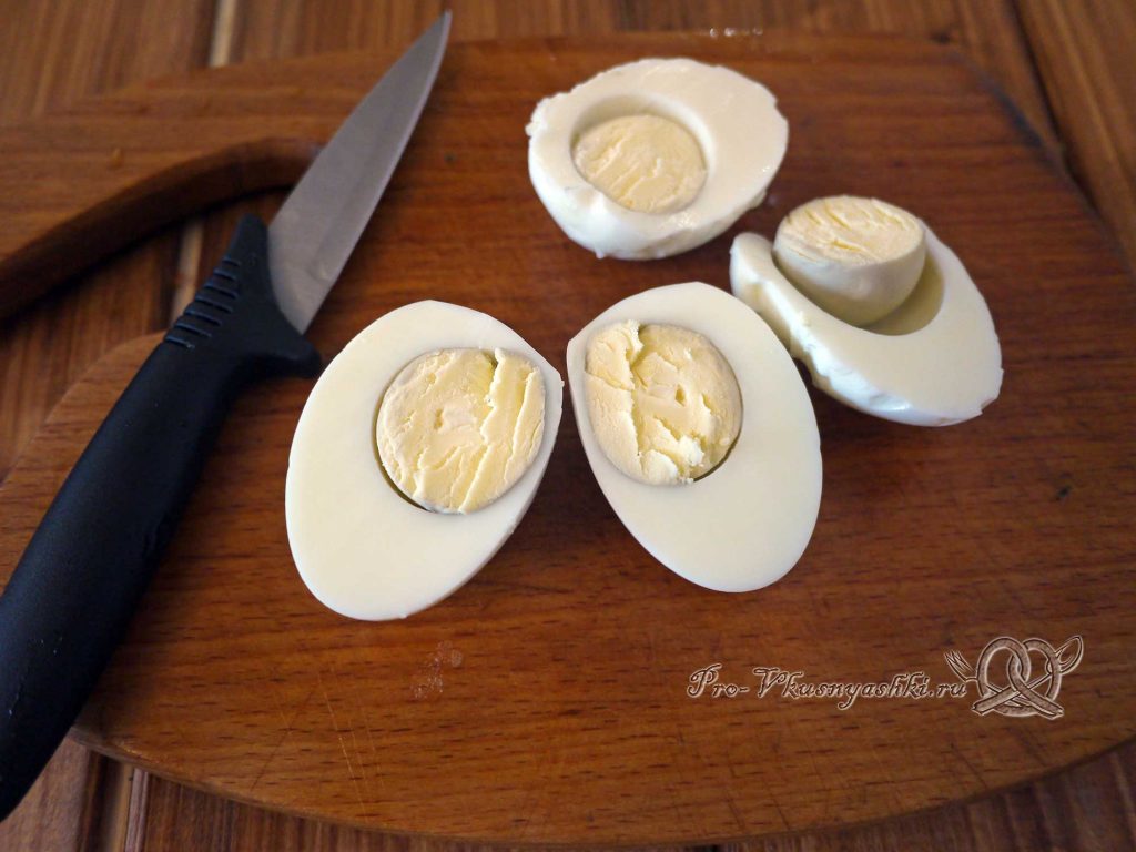 Свекольник холодный классический - нарезаем яйца