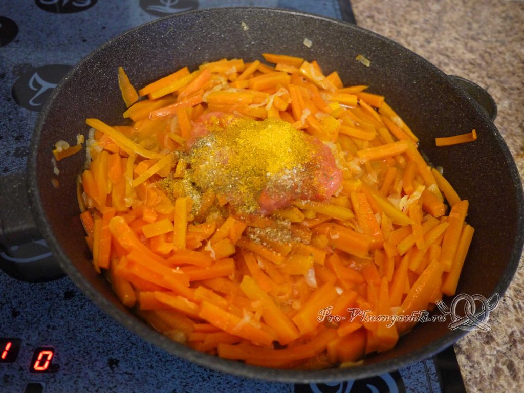 Тушеная морковь с луком - добавляем специи