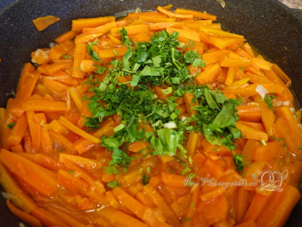 Тушеная морковь с луком - добавляем зелень
