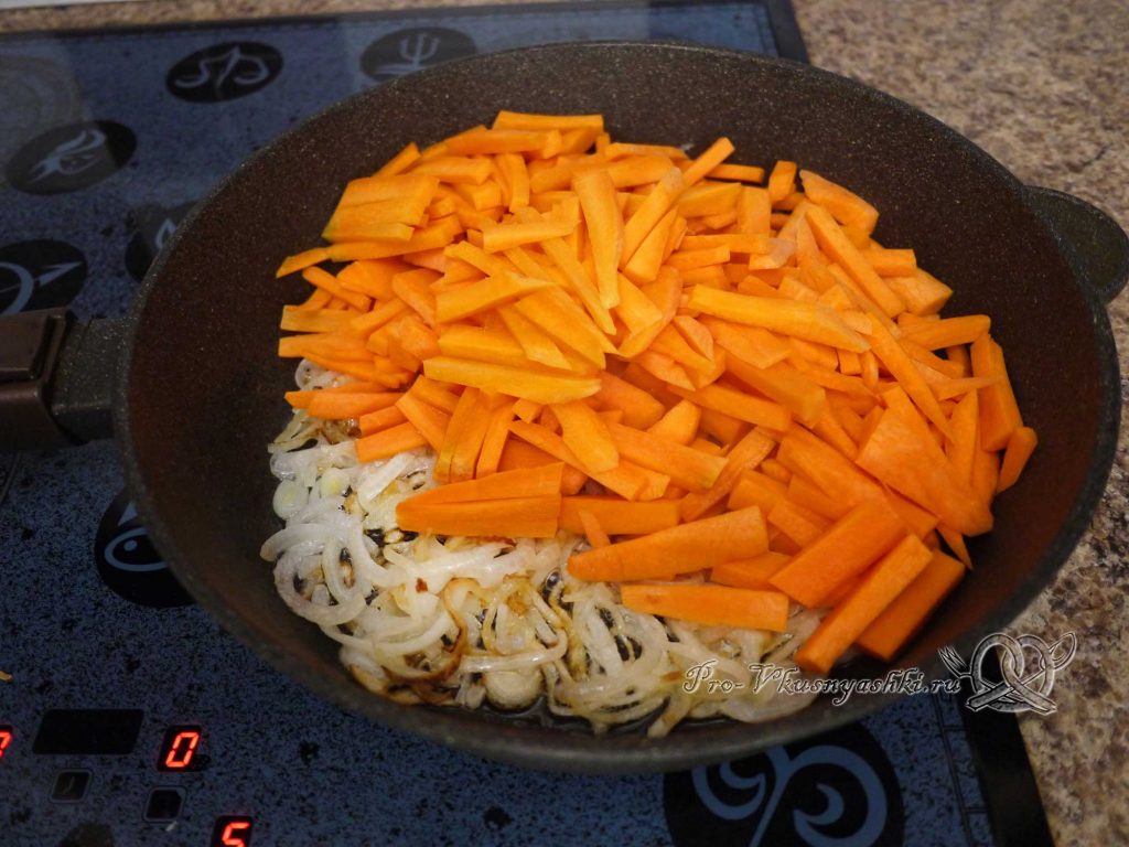 Тушеная морковь с луком - обжариваем морковь
